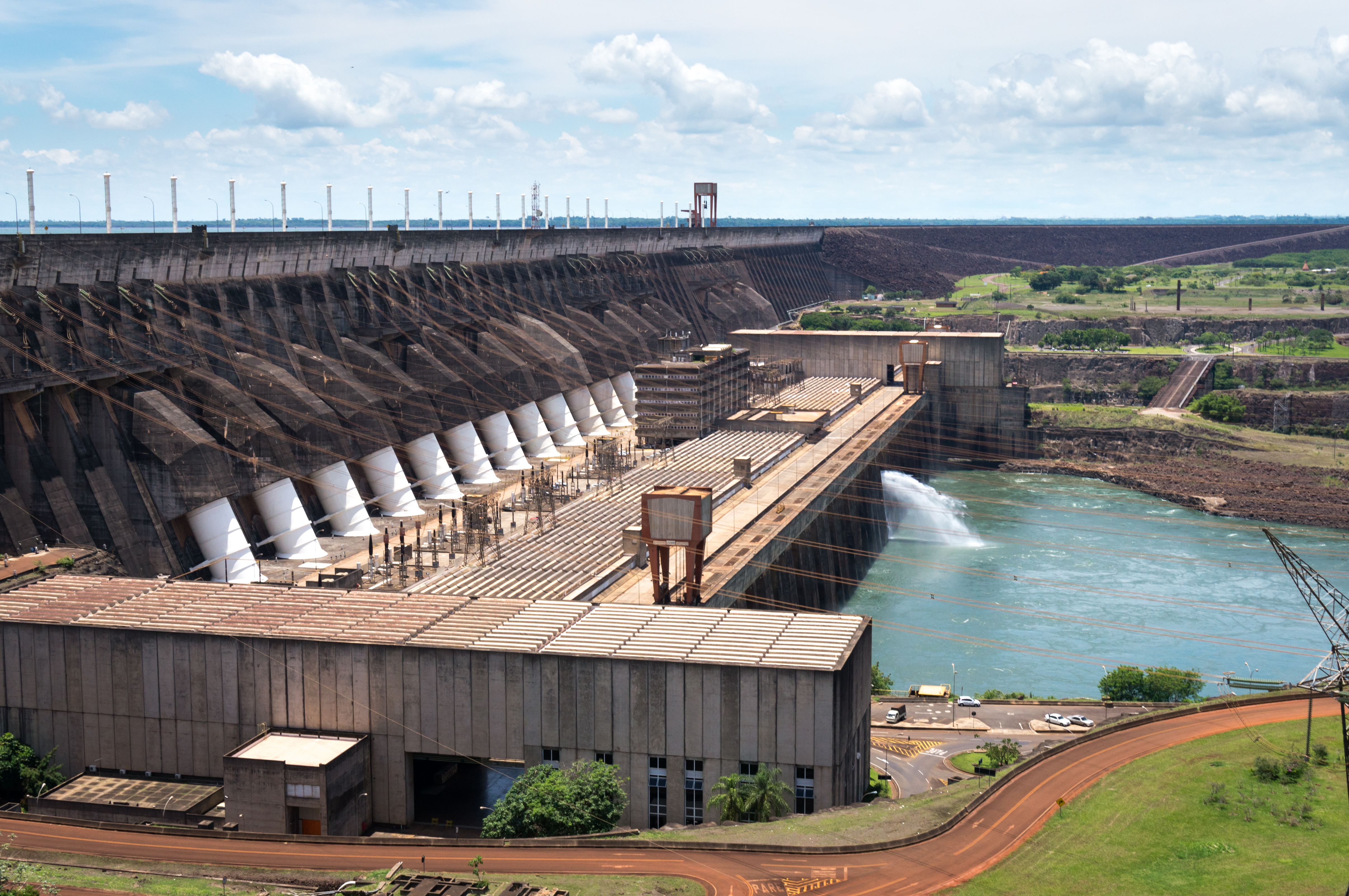 Vista aérea de la central hidroeléctrica Itaipú